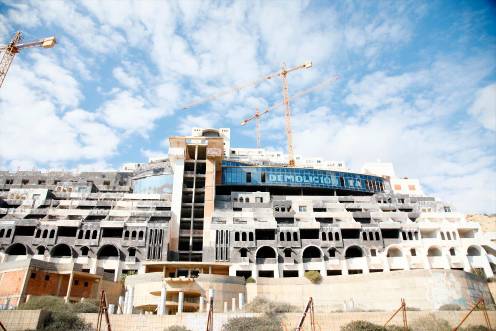 <i>Vista general del hotel ilegal de El Algarrobico. / Marian León / Europa Press.</i>