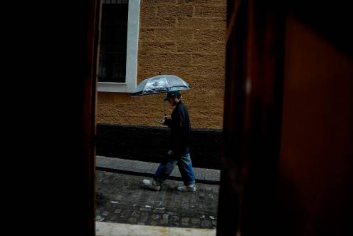 <i>Transeuntes bajo sus paraguas durante una intensa lluvia. / Europa Press. </i>