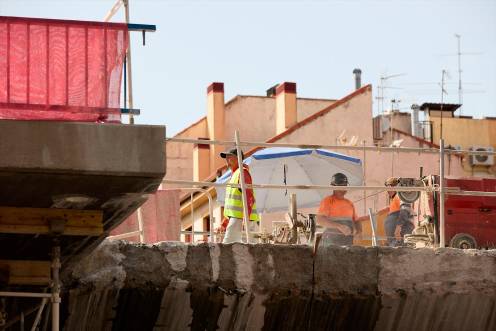 <i>Varios albañiles trabajan en una obra. Archivo. / Europa Press.</i>