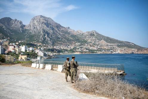 <i>Dos militares vigilan la frontera entre España y Marruecos. / Europa Press. </i>