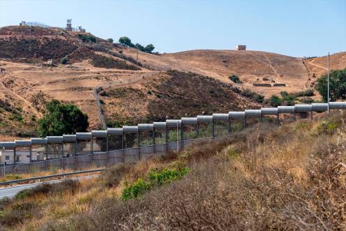 <i>La frontera entre Ceuta y Marruecos. / Europa Press / Contacto / Antonio Sempere.</i>