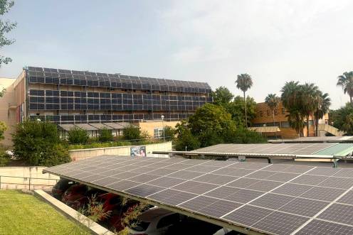 <i>Placas solares en la Universidad de Jaèn (UJA) en una imagen de archivo. / UJA / Europa Press.</i>