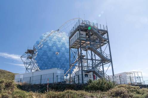 <i>El telescopio LST-1 en el Observatorio del Roque de los Muchachos (La Palma) con la torre de acceso a la cámara, una infraestructura clave diseñada por el grupo de investigación de la Universidad de Jaén. / Universidad de Jaén.</i>