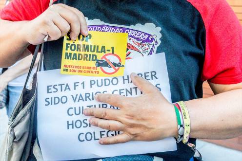 <i>Una persona durante las protestas contra el circuito de F1 en Madrid. / Ricardo Rubio / Europa Press</i>