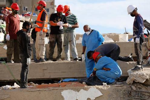 <i>Trabajo de rescate de los cuerpos de las víctimas. / Europa Press. </i>