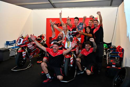<i>Jesús Torres celebra la victoria en el podio y con su equipo y familiares.</i>