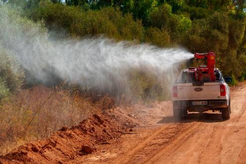 <i>Operarios realizan trabajos de control y tratamiento de mosquitos transmisores del virus del Nilo occidental. / Francisco J. Olmo / Europa Press. </i>