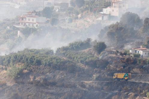 <i>Trabajos de extinción con medios aéreos del incendio declarado en Cómpeta. / Europa Press. </i>