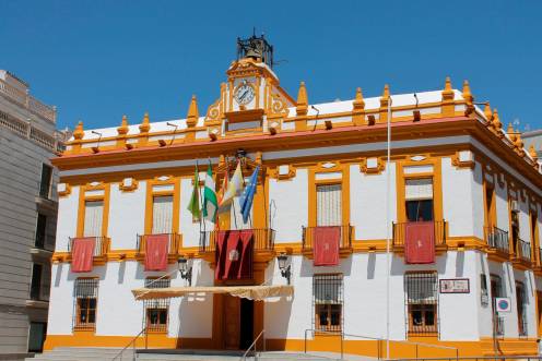 <i>Fachada del Ayuntamiento de Bailén. / Ayuntamiento de Bailén. </i>