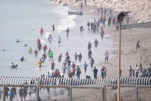 <i>Varios migrantes intentan cruzar la frontera a nado. / Europa Press.</i>