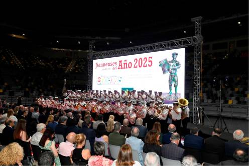 <i>Momento en el que la Agrupación Musical “La Estrella” de Jaén interpreta una marcha al comienzo de la gala. / Diario JAÉN</i>