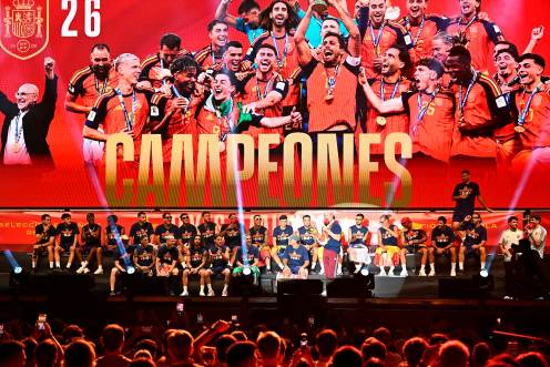 <i>Los jugadores de la selección durante la celebración del Mundial en Cibeles. / Óscar Ortiz / Europa Press.</i>