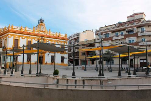 <i>La Plaza de la Constitución y, al fondo, el Ayuntamiento de Bailén.</i>