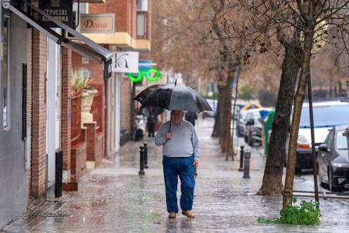 <i>Un señor paseando por la calle con paraguas. / Europa Press. </i>