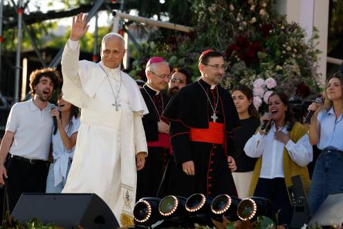 <i>El Papa León XIV y el arzobispo de Madrid, José Cobo, en la vigilia de oración con los jóvenes. / J.J. Guillén / EFE / Pool.</i>
