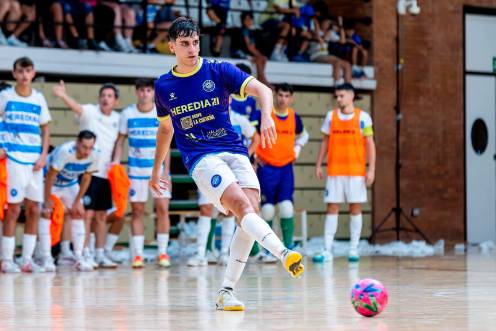 <i>Pablo Ordóñez desplaza el balón en un partido del Málaga Heredia 21 de esta temporada. / Córdoba Patrimonio.</i>