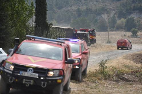 <i>Vehículos de la UME durante las labores de extinción de un incendio forestal. / Europa Press. </i>
