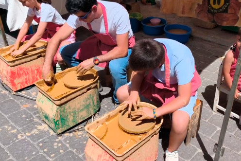 <i>Taller de barro práctico en torno tradicional en la Feria de la Trashumancia. / Pablo Espinosa / Diario JAÉN.</i>