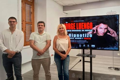 <i>La concejala de Cultura y Turismo, María Espejo, junto al director de Aguamala Eventos y Cultura prometer, Alex Martínez y su responsable de comunicación, Dani Illana, en la presentación del espectáculo de Jorge Luengo. / Ayuntamiento de Jaén. </i>