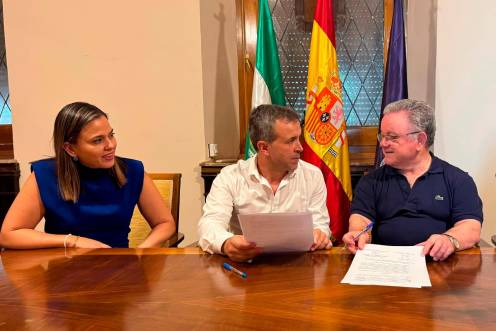<i>Ángeles Díaz, Julio Millán y Domingo Antonio Pérez durante la firma. / Ayuntamiento de Jaén.</i>