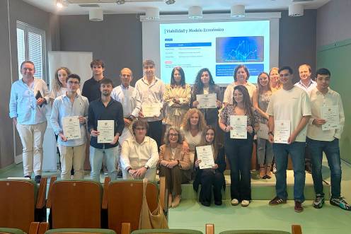 <i>Alumnado ganador, finalista, miembros del jurado y organizadores de la tercera fase del programa Inside UJA 2025-2026. / UJA.</i>