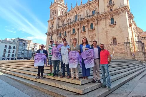 <i>Beatriz López, concejal de Deportes, Felipe Cano, presidente del club Quiebrajano posan junto a patrocinadores y colaboradores del evento. / Ayuntamiento de Jaén.</i>