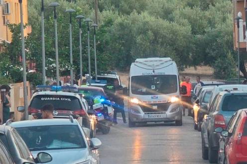 <i>Guardia Civil, Policía Local y profesionales sanitarios en la calle Cádiz en el momento de los hechos. </i>