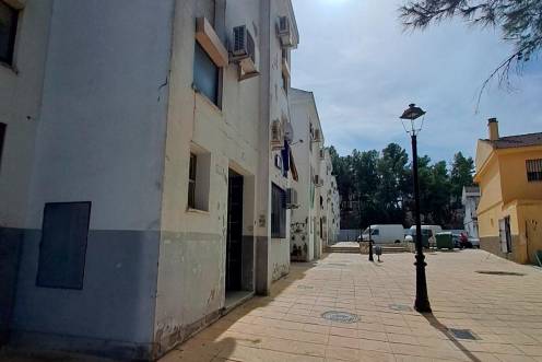 <i>Edificio de la calle Blas Infante de Arjona. / Junta de Andalucía.</i>