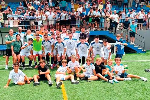 <i>Formación del Carolinense en el partido disputado en Peligros (Granada) el pasado domingo. / Carolinense CD.</i>