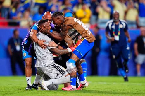 <i>El portero de Curazao, Eloy Room, celebra con compañeros el empate ante Ecuador. / Bradley Collyer / PA Wire / dpa.</i>