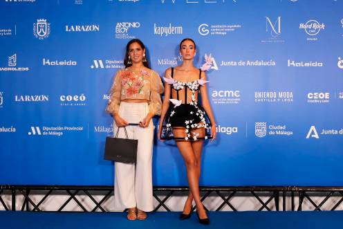 <i>Laura Ortiz junto a Candela Salado, la modelo que llevó el “Biznaga”.</i>