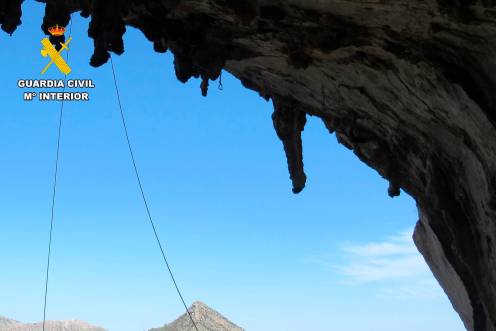 <i>Apertura de una vía de escalada en un abrigo con arte rupestre. / Guardia Civil.</i>