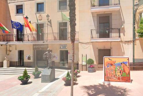 <i>Fachada del Ayuntamiento de Pozo Alcón. / Google Maps.</i>