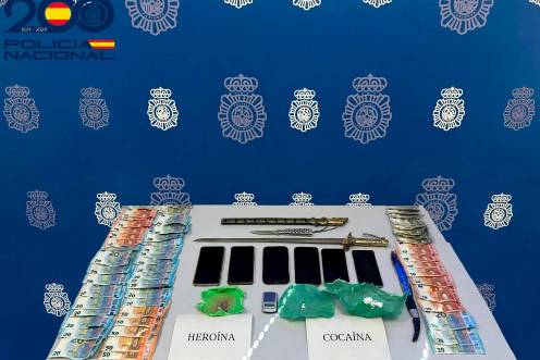<i>Dinero, drogas, armas y móviles de los dos detenidos. / Policía Nacional.</i>