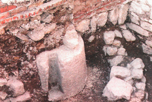 <i>Vista de la piedra de granito del molino romano del siglo II descubierto en la Alcantarilla. / Archivo Histórico de Diario JAÉN.</i>
