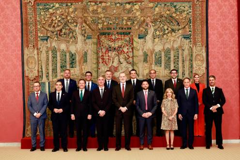 <i>Foto de familia con los alcaldes de las Ciudades Patriomonio. / Fotografías: Casa de Su Majestad el Rey.</i>
