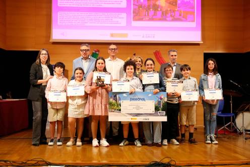 <i>Los escolares reciben el premio. / Grupo ONCE.</i>
