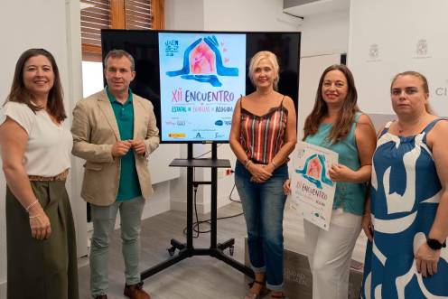 <i>Eva Funes, Julio Millán, María Espejo, Rocío Díaz e Inmaculada Lorente, responsable de Familias de la asociación. / Ayuntamiento de Jaén. </i>