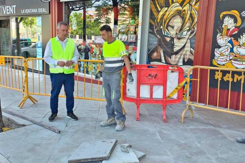 <i>Javier Padorno junto a un trabajador en las obras de arreglo del acerado en la plaza Jaén por la Paz. / Ayuntamiento de Jaén.</i>