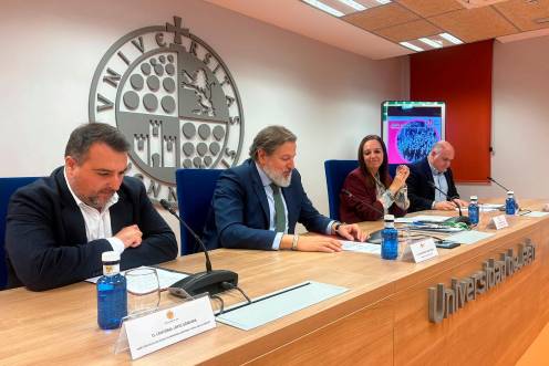 <i>Cristóbal López, Luis Jesús García-Lomas, Marta Torres y José Manuel Hernández durante la presentación. / UJA.</i>