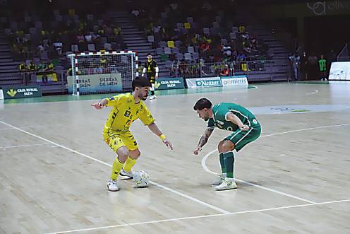 <i>Dani Zurdo encara a Pani en el partido ante el Inter JP Financial del pasado jueves. / Jaén Paraíso Interior FS.</i>