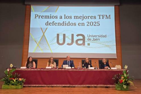 <i>Mesa presidencial en el acto de los premios a los mejores TFM defendidos. / Universidad de Jaén. </i>