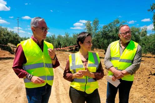 <i>Soledad Aranda visita las obras en Bailén, junto al alcalde.. / Junta de Andalucía.</i>