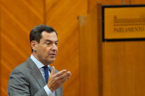 <i>El presidente de la Junta, Juanma Moreno, en un momento de la respuesta a José Ignacio García (Adelante Andalucía) en el pleno de este jueves. / maría José López / Europa Press.</i>