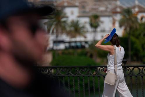 <i>Una mujer con abanico. / Europa Press. </i>