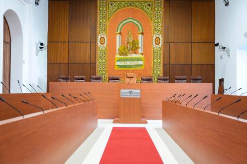 <i>Adapación de la Sala Alberto Jiménez-Becerril de la sede del Parlamento andaluz como salón de plenos provisional. / Joaquín Corchero / Parlamento de Andalucía. </i>