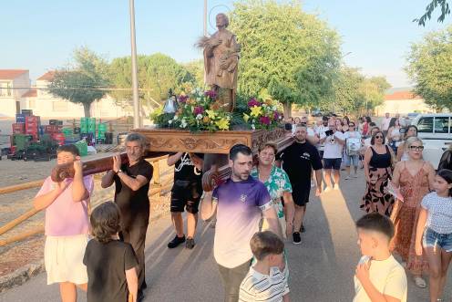 <i>Los vecinos y visitantes de Miraelrío se reunieron en torno a la imagen de San Isidro Labrador para disfrutar de una jornada de convivencia y reencuentros. / Pablo Espinosa / Diario JAÉN. </i>