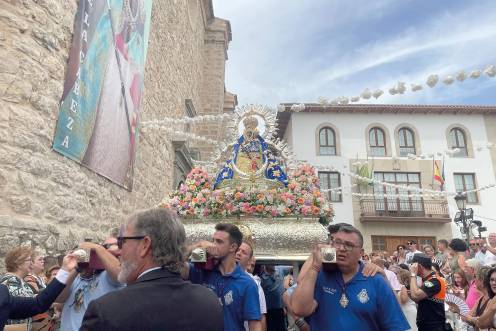 <i>La Virgen de la Cabeza, en procesión por Torredelcampo. / Ana Lechuga / Diario JAÉN. </i>