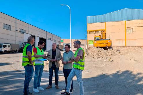 <i>Visita a las obras de construcción del punto de acopio de residuos de la construcción de Castillo de Locubín. / Diputación de Jaén. </i>