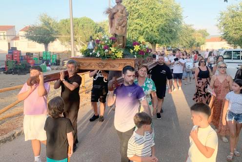 <i>Los vecinos y visitantes de Miraelrío se reunieron en torno a la imagen de San Isidro Labrador para disfrutar de una jornada de convivencia y reencuentros. / Pablo Espinosa / Diario JAÉN. </i>